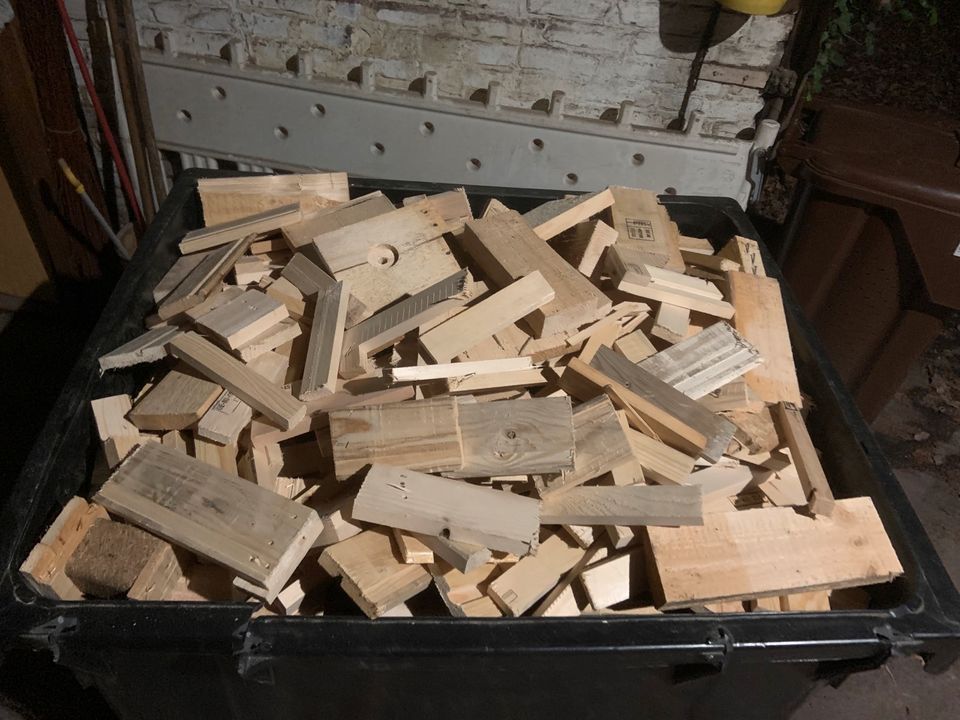 Brennholz  geschnitten  je Schüttraummeter 50 Euro  Lieferung mög in Mönchengladbach