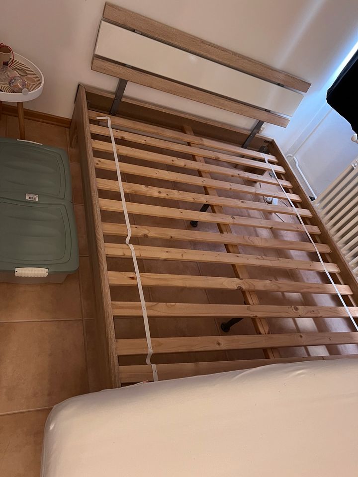 Schlafzimmer Bett -> 140x200 mit Lattenroste ohne Matratzen in Berlin