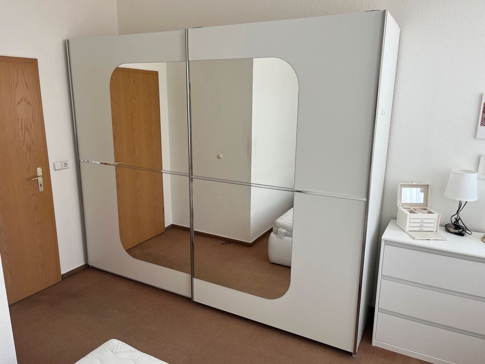 Schlafzimmer (Polsterbett + Kleiderschrank/Schwebetürenschrank) in Neuruppin