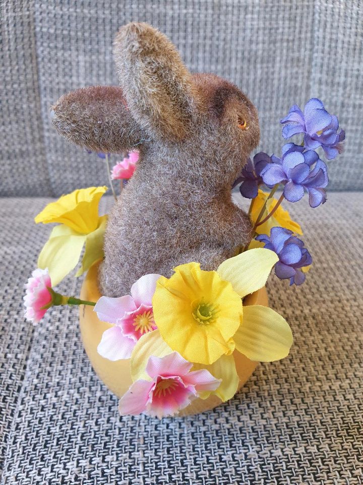 süßer Hase im Blumennest Ostern in Bremerhaven