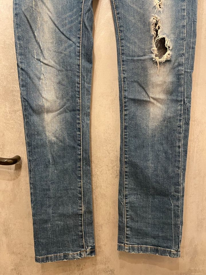 Zara Jeanshose W32 M/L Blau used destroyed ripped denim boho h&m in Saarlouis