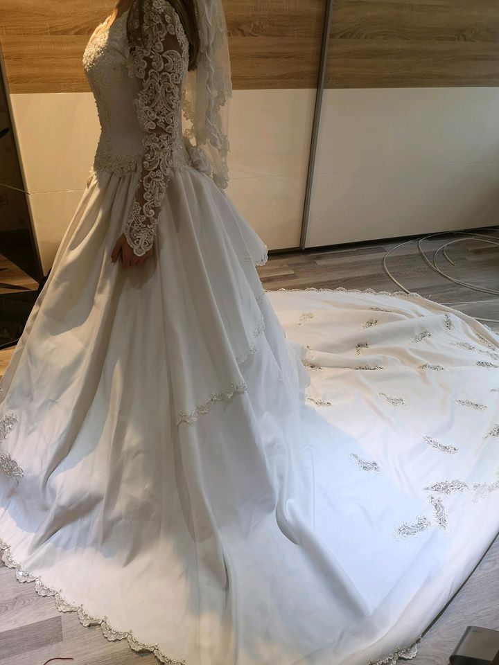 Brautkleid in Größe 38 inklusive Schleier und Kissen für Ringe in Herne