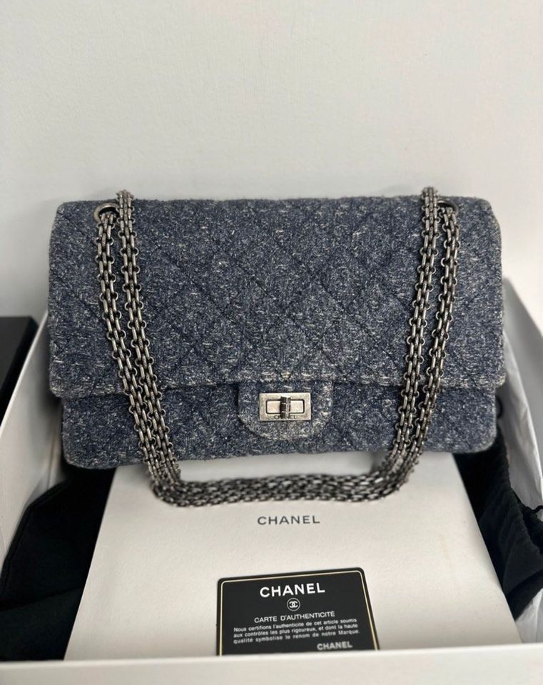 Chanel 2.55 Medium Flab Bag Tasche Tweed Navy in Hamburg