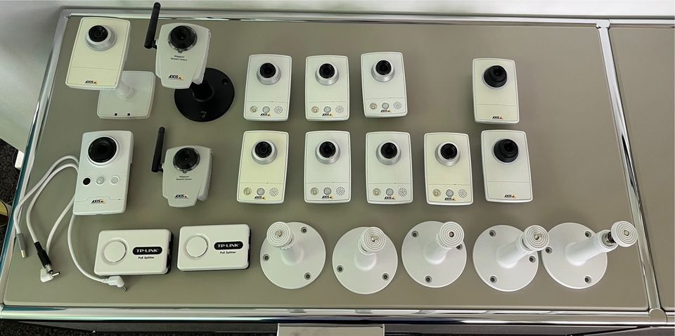 Diverse Axis PoE Kameras mit Zubehör in Burgwedel