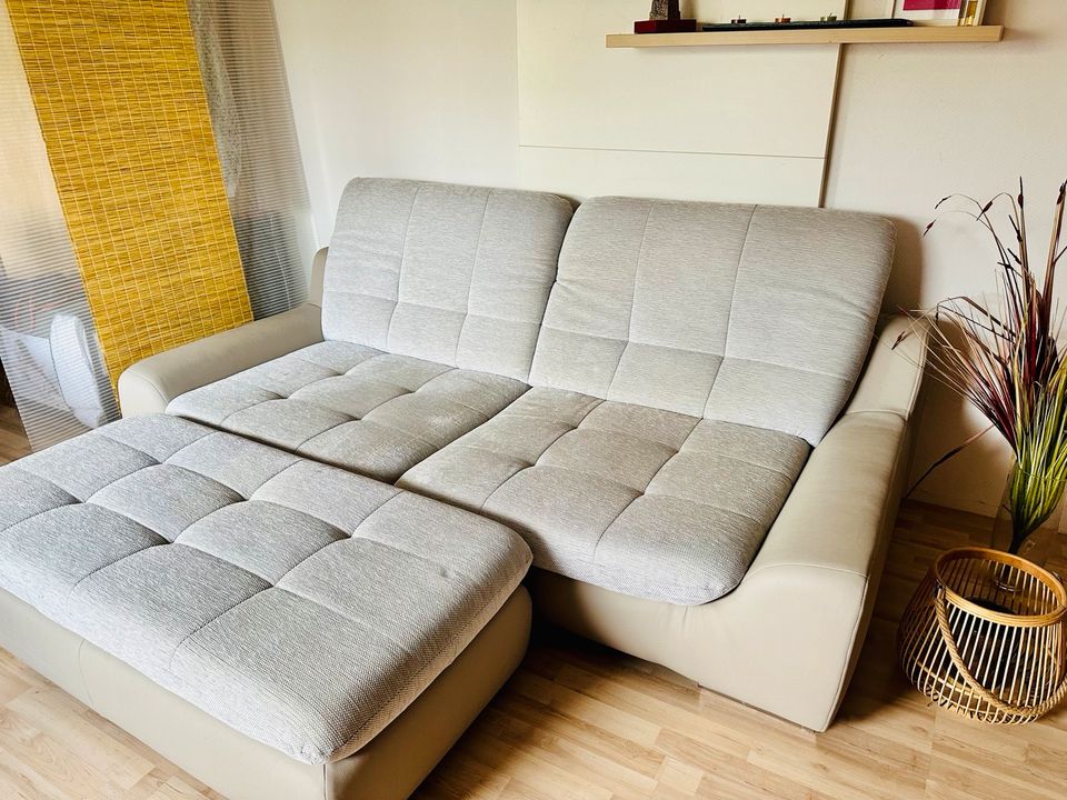 Sofa Couch 3-sitzig mit Hocker, Rücken verstellbar in Brahmenau