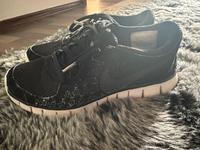 Nike Sneaker Turnschuhe Gr. S schwarz weiße Sohle Bayern - Schwarzenbruck Vorschau
