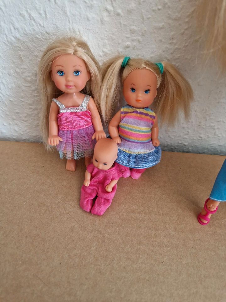 Barbie Puppe lange Haare Mutter 2 Mädchen und Baby in Hildesheim