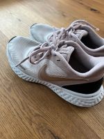 Nike Sportschuhe Rose Gr. 38,5 Hessen - Rodgau Vorschau