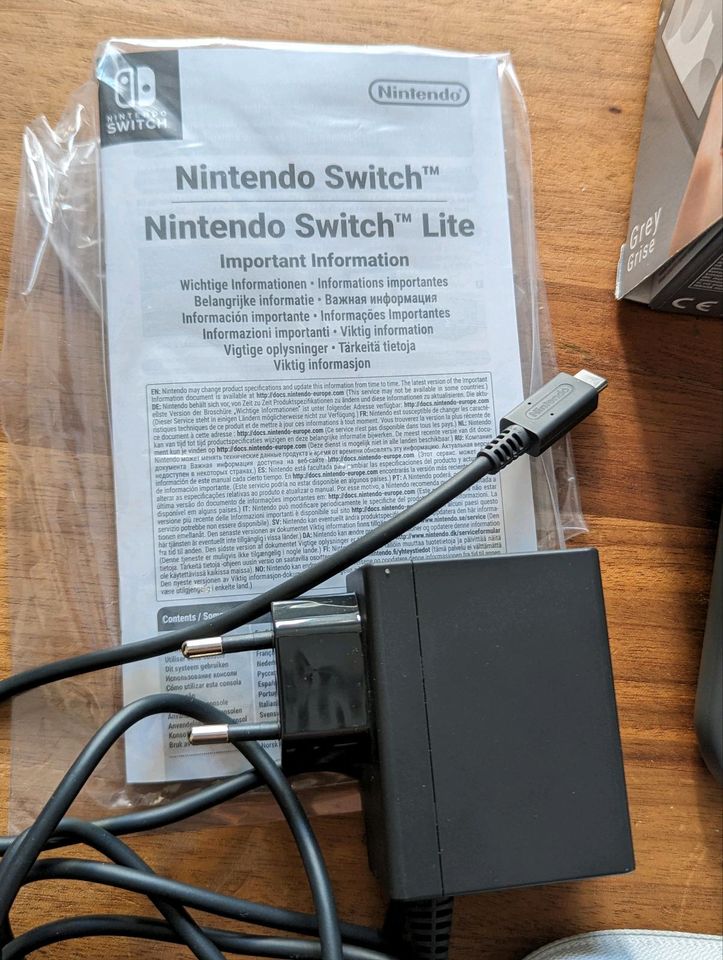 Nintendo Switch Lite (grau) plus Case in Stuttgart