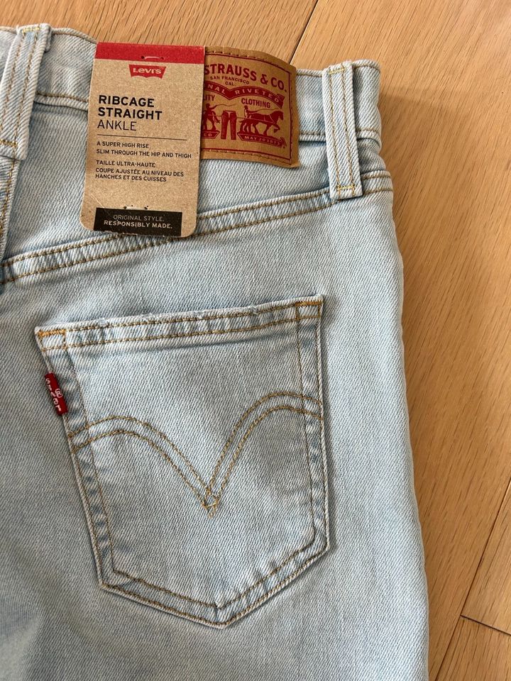 Neu mit Etikett! Ribcage Straight Ankle Jeans von Levi‘s Gr. 25 in Hamburg