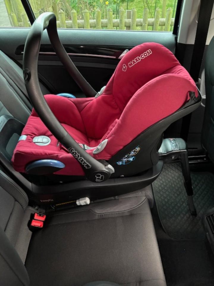 Babyschale, Kindersitz + Basis Maxi-Cosi, Set, Zustand exzellent in Frankfurt am Main