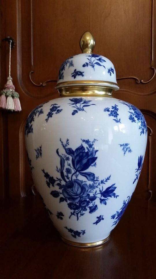 Prunkvase, Vase mit Deckel, weiß mit blauen Blumenmotiven in Bobenheim-Roxheim