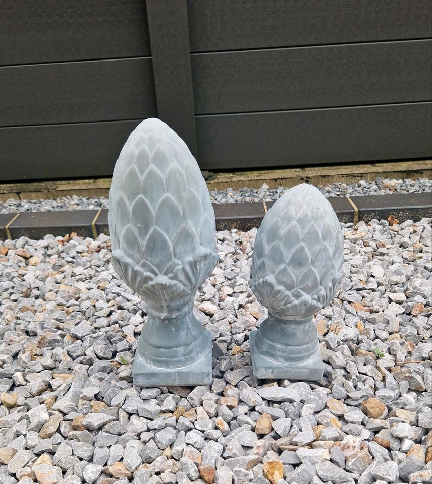 2x Garten Deko Skulpturen Zapfen Artischocken Pinie 33cm &  25cm in Schwanewede