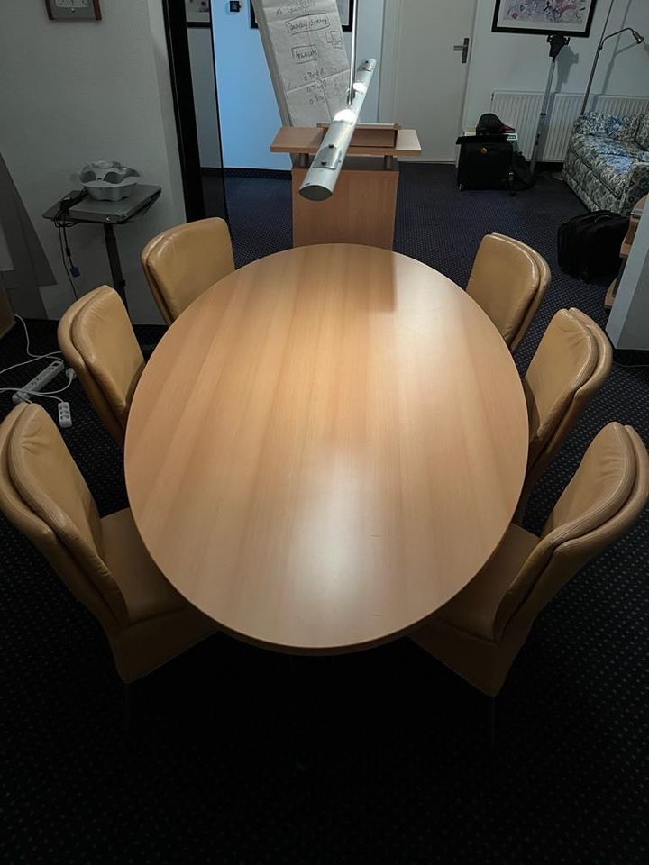Schöne ovale Tisch +6 Leder Stühle in Bunde