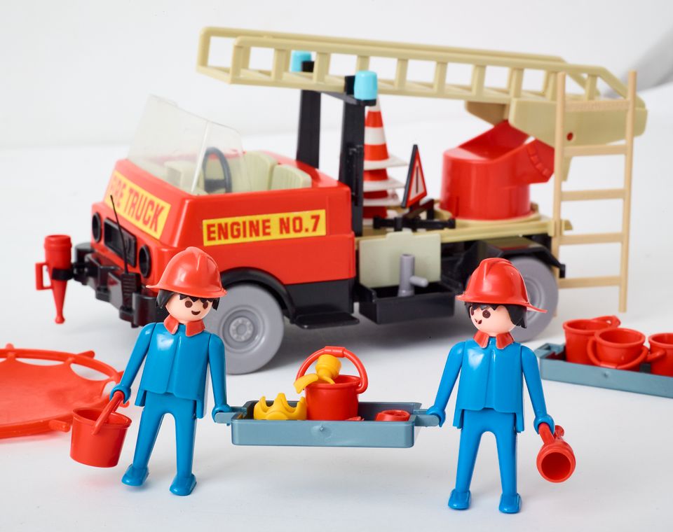 Vintage Playmobil Feuerwehr Leiterwagen FireChief Figuren+Zubehör in Düsseldorf