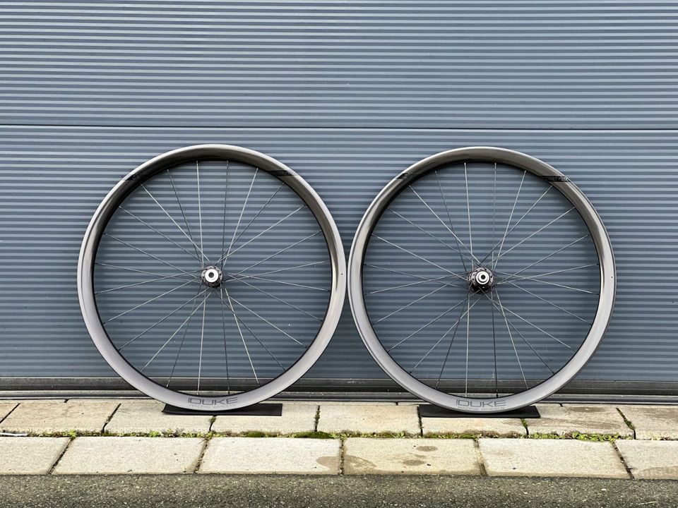 Industry Nine Road + Duke Baccara X SLR2 / Carbon Laufradsatz in Greifenstein