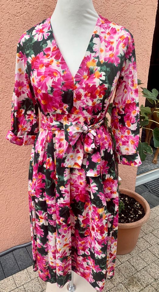 Kleid Zara Gr.S Blüten Midilänge in Bruchsal