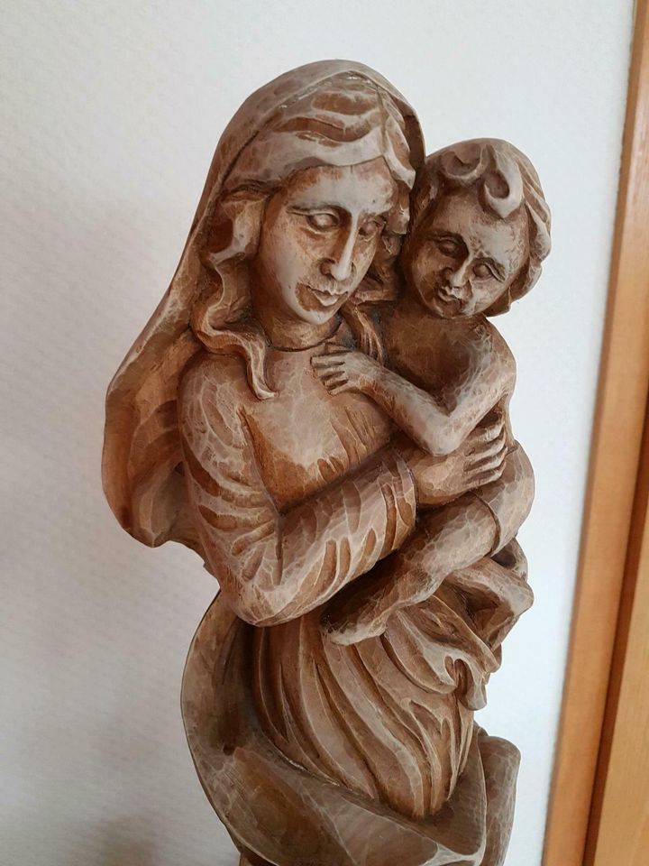 Madonna mit Kind Holzfigur Schnitzerei in Rüsselsheim