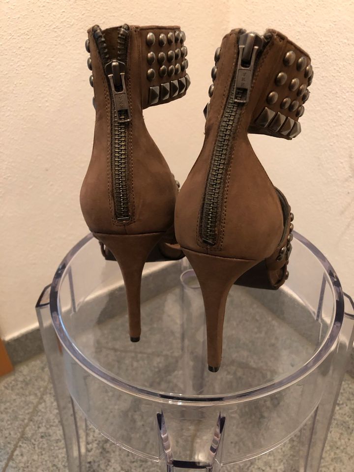 JESSICA SIMPSON High Heels Sandaletten mit Nieten  Gr 38 NEU in Velden