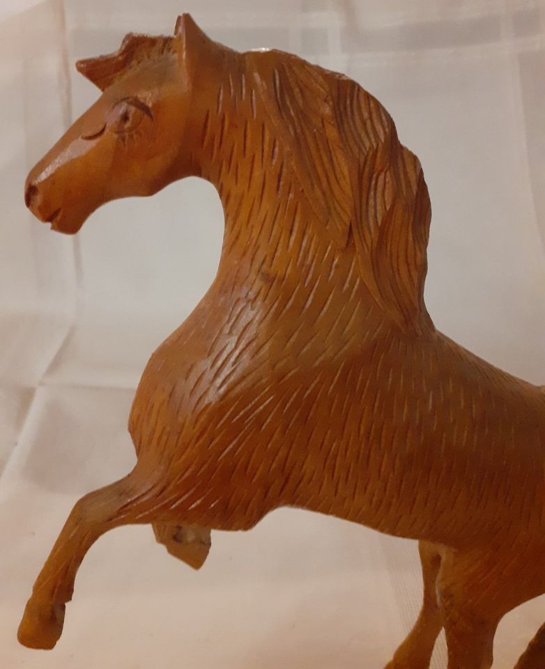 Handgeschnitztes Pferd aus Holz in Burgwedel
