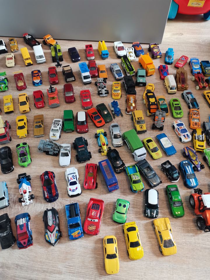 136 verschiedene Spielzeug Autos in Zwenkau