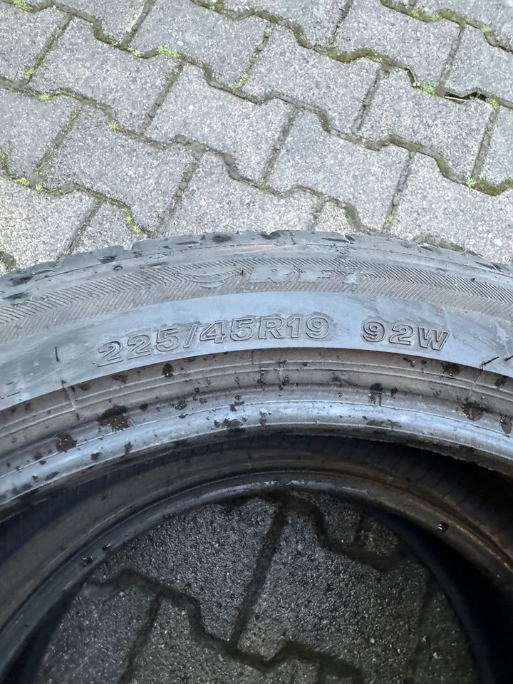 2x 225 45 19 Sommerreifen Bridgestone Reifen Stern RFT in Brigachtal