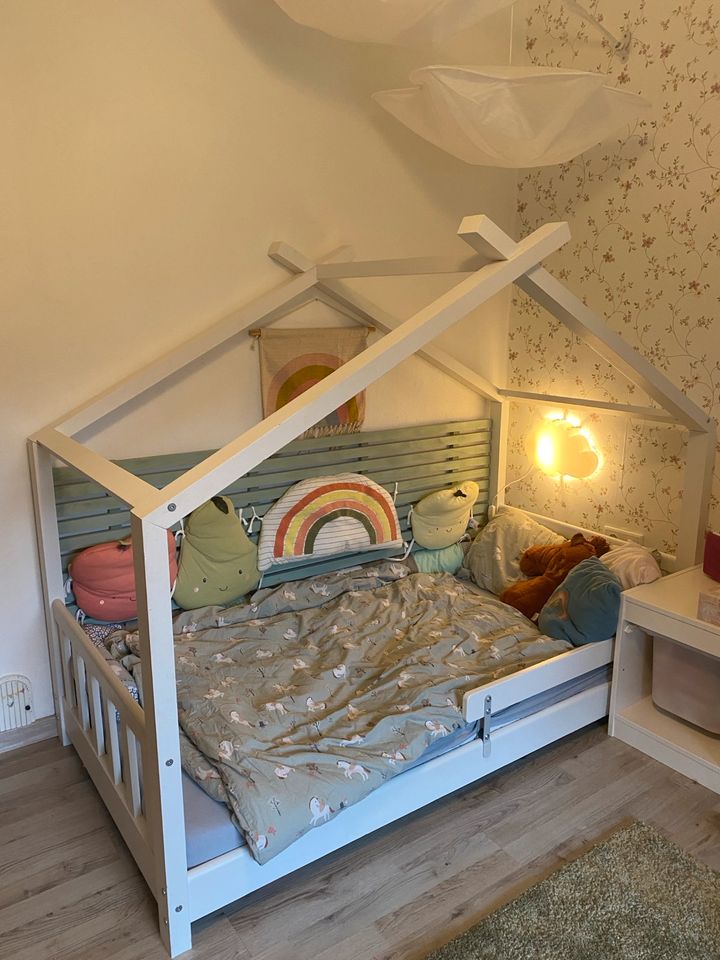 Hausbett Kinder 160x80 inklusive Ikea Wolken und Rausfallschutz in Lüdenscheid