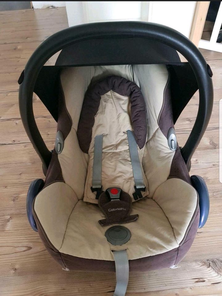 Babyschale Autositz Maxi Cosi Cabriofix braun beige in Hartenstein