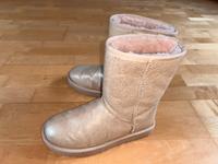 UGG Classic Winter Boots/Stiefel-Gr. 38-nude/silber/rosa Kr. Dachau - Bergkirchen Vorschau