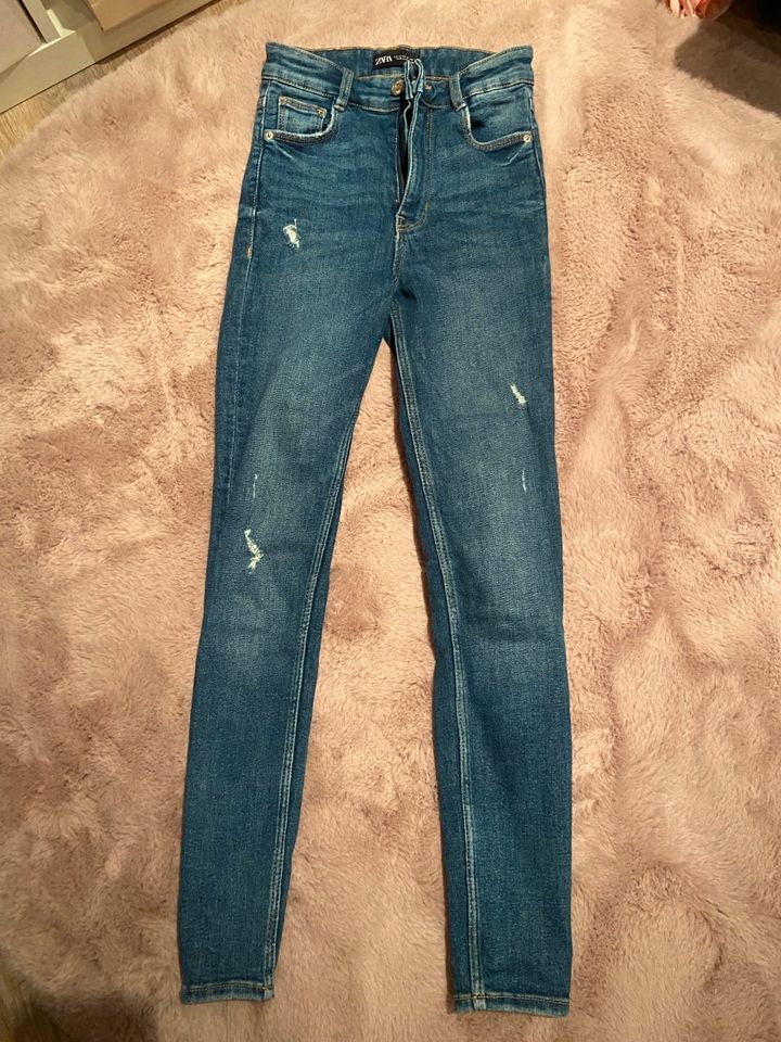 Zara enge Jeans mit kleinen Löchern, high waist in Borken