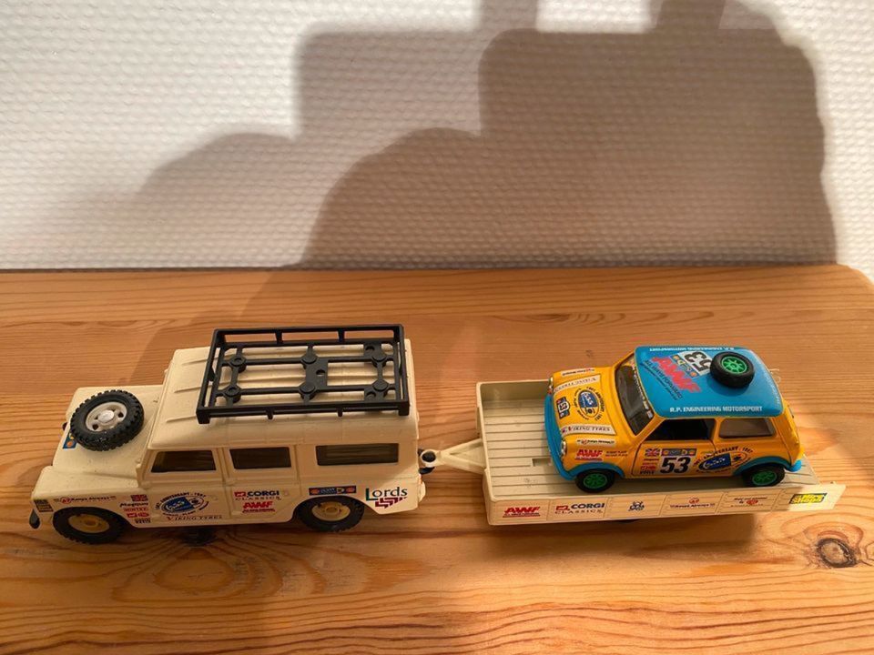 Corgi Land Rover mit Mini Cooper auf Anhänger Gespann in Appenweier