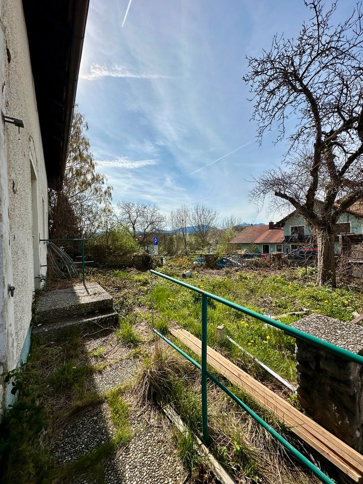 Charmantes Mehrfamilienhaus mit Gewerbefläche und traumhaftem Bergblick - Kernsanierung oder Neubau in Chieming