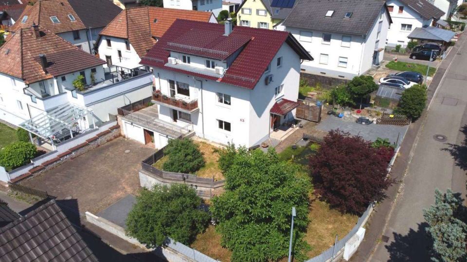 +++ 3-Zi.- Wohnung mit Kaminofen, EBK, Garage, Keller, Hobbyhaus und großem Außenbereich +++ in Lahr (Schwarzwald)