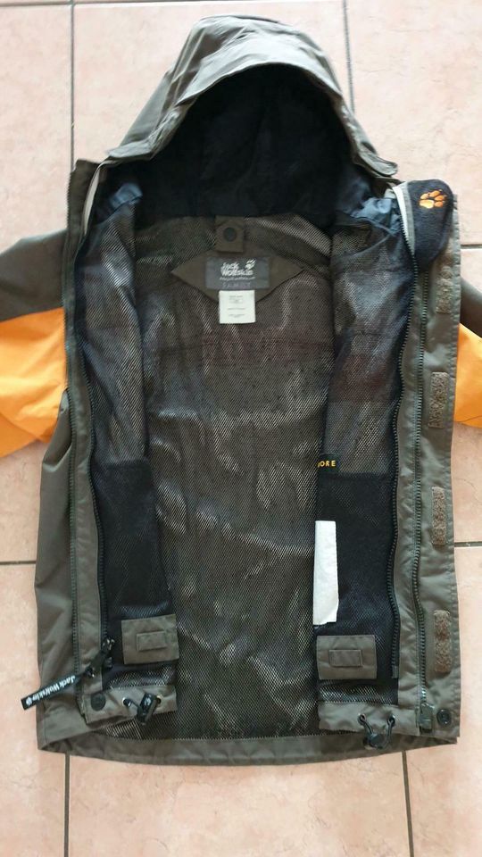 Jack Wolfskin Jacke 140 dunkelgrün orange in Deggendorf