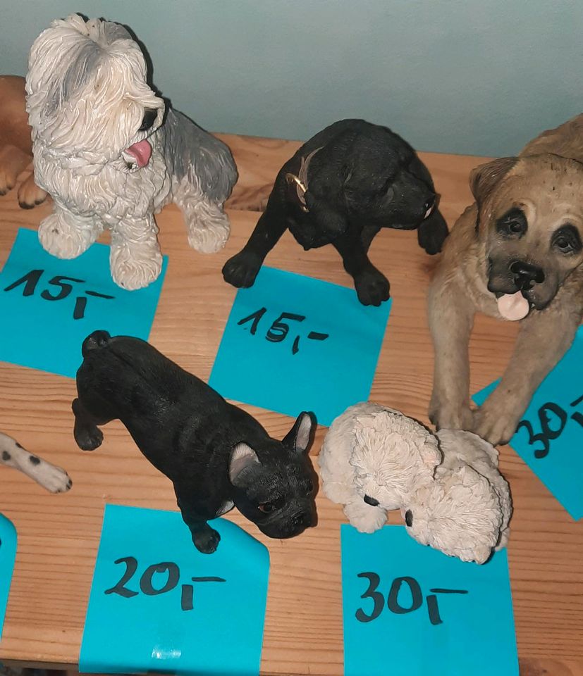 Kein breyer aber schön verschiedene Hundefiguren in Kratzeburg