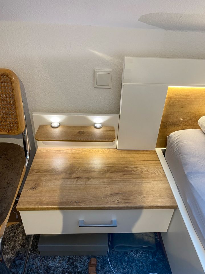 Gemütliches Doppelbett mit Nachttischen und Beleuchtung in Hannover