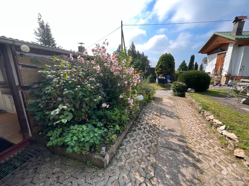 Urlaubsfeeling im eigenen Garten – tolles stadtnahes Grundstück mit Ferienhaus und Nebengebäuden | Terrasse , Carport und Teich | Fernblick! in Rudolstadt