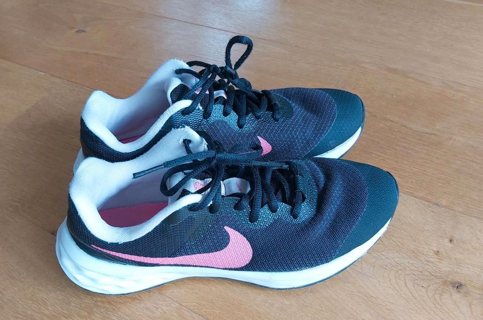 Nike Running Turnschuhe Gr. 38,5 Mädchen in Braunschweig