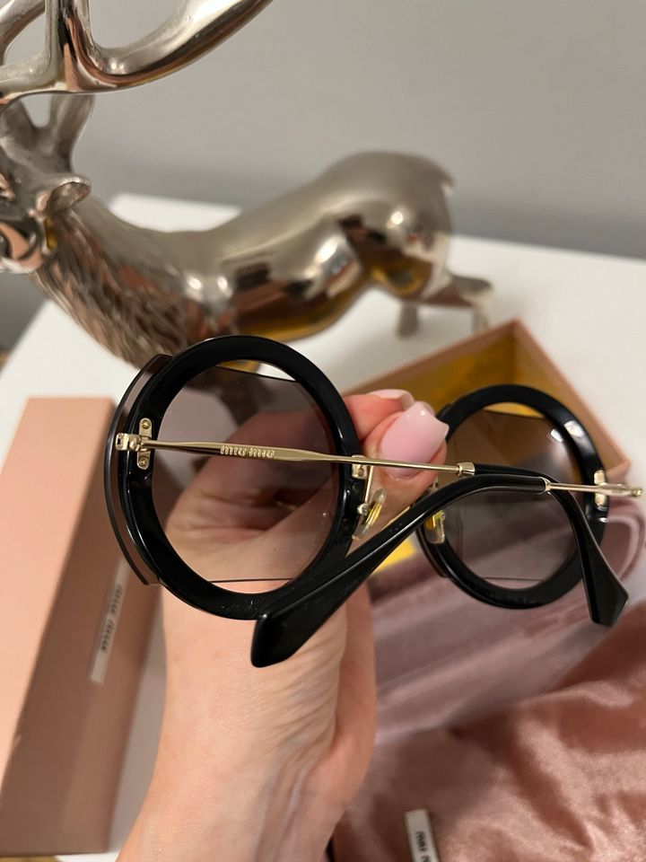 Original miu miu Sonnenbrille Core Collection MU0SS top Zustand in Hamburg