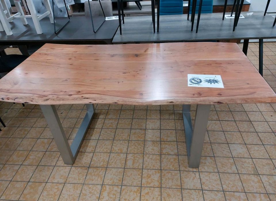 Tisch Esstisch Küchentisch Massivholz Baumkante Möbel UVP 839€ in Alsfeld