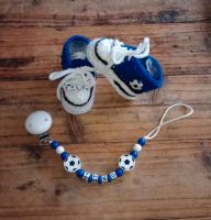 Baby Fussball Geschenkset blau/weiss Schnullerkette Häkelschuhe Nordrhein-Westfalen - Bocholt Vorschau