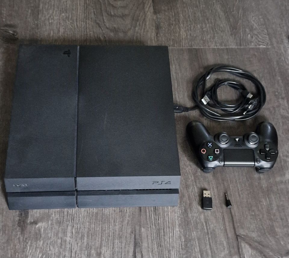 PS4 Konsole mit Zubehör: 1 Controller, Bluetooth-Modul in Neukirchen-Vluyn