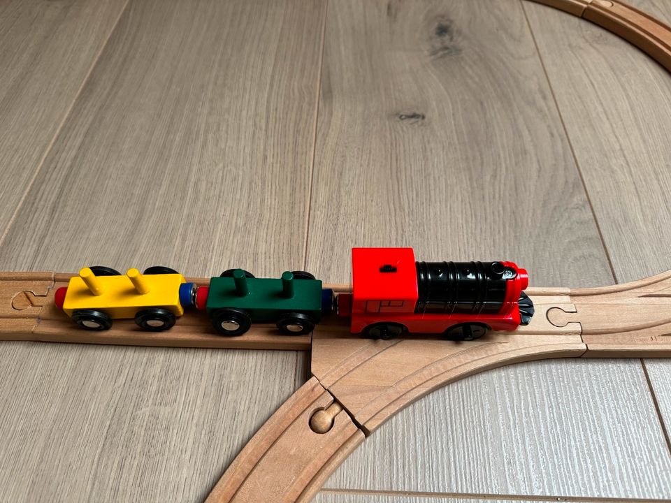 Holzeisenbahn mit Batterie-Lok in Nordrhein-Westfalen - Dormagen |  Holzspielzeug günstig kaufen, gebraucht oder neu | eBay Kleinanzeigen ist  jetzt Kleinanzeigen