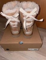 Neue UGGs in Beige mit Schleife Niedersachsen - Langenhagen Vorschau