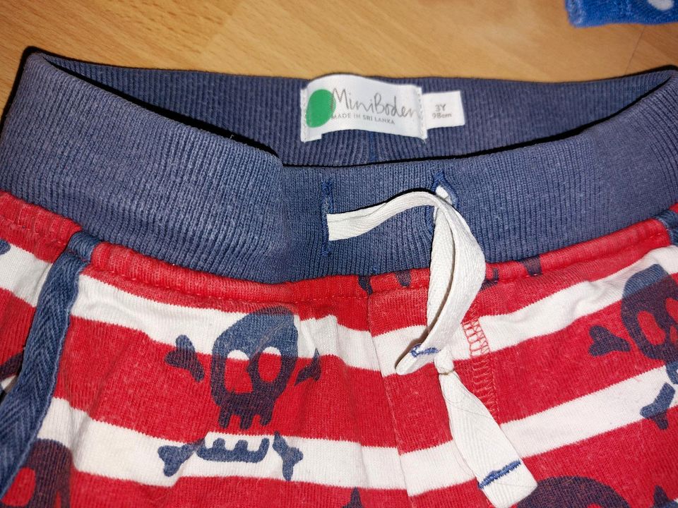 Mini Boden Paket Piraten Totenkopf Shorts Badehose 3-5 110 Poncho in Wolfhagen 