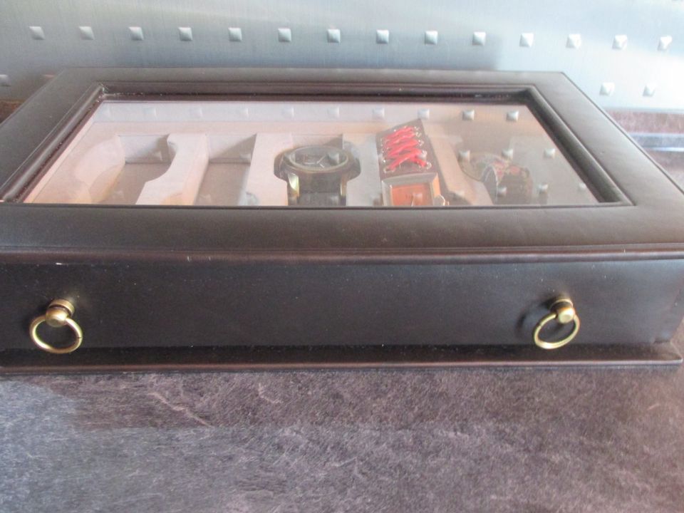 Uhrenbox Uhrenkoffer Schatulle mit 3 Damenuhren Totenkopf Skull in Reichelsheim (Odenwald)