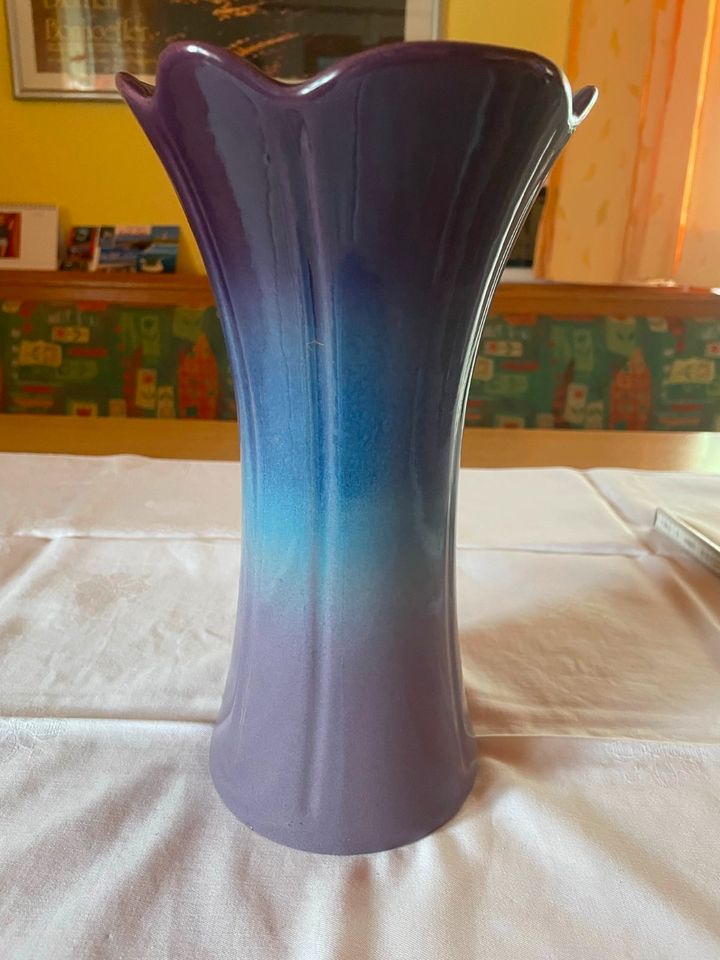 Vase ,Lila Keramik 25 cm hoch, Vase schw. Goldkolben 26 cm hoch in Merkendorf