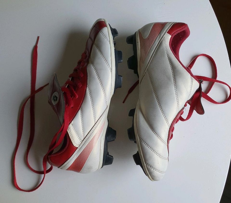 Fußballschuh Lotto 'Punto Flex' weiss/rot Gr.41 in Fröndenberg (Ruhr)