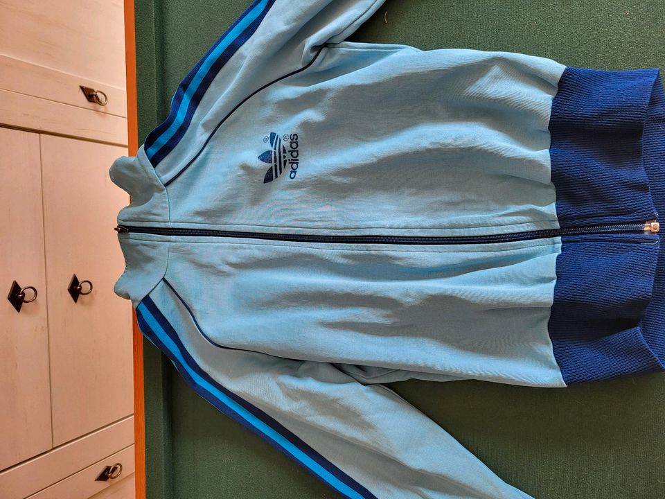Blaue Adidasjacke in Markt Schwaben