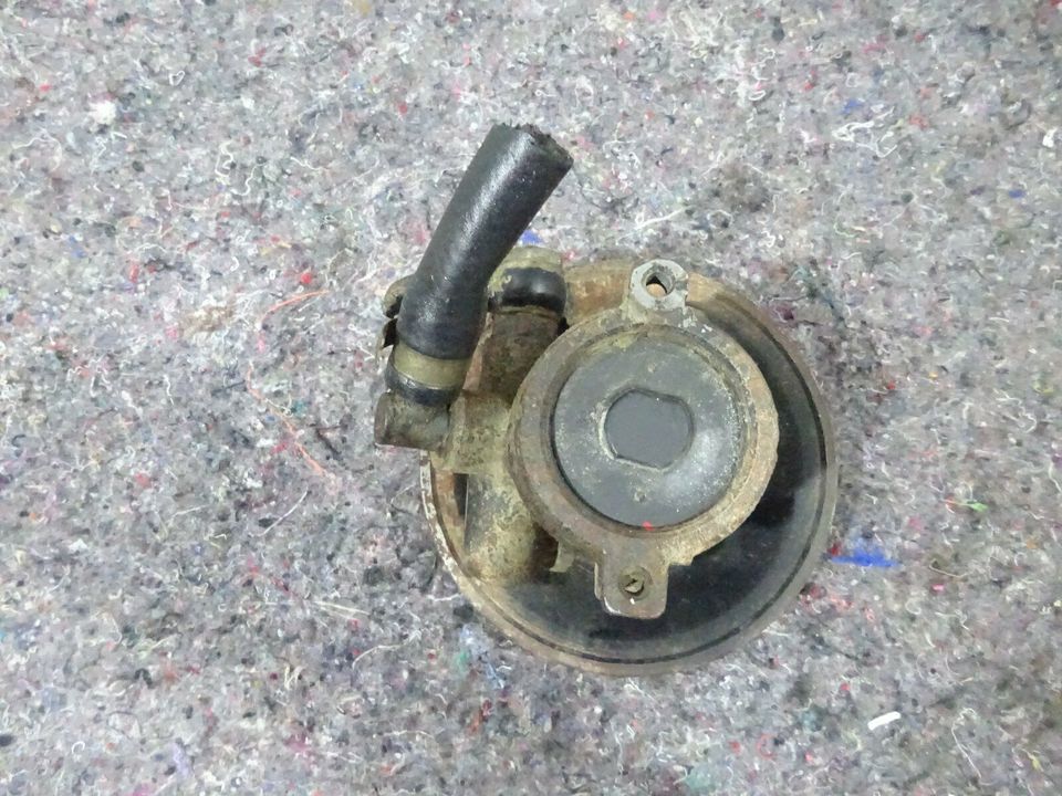 VW T4 7D LT 2,5 Diesel Servopumpe Pumpe Servo 074121031 in Bruchsal